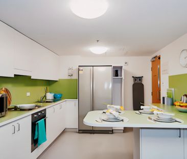 Twin Bed in 5 Bedroom Apartment - Photo 4