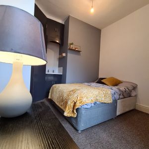 Room in a Shared House, Whitby Road, M14 - Photo 3