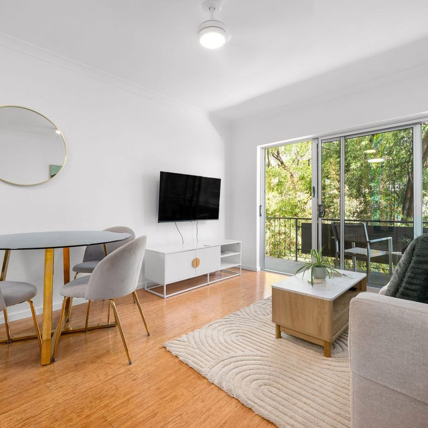 Fully Furnished Inner-City Apartment in Boutique West End Complex - Photo 1