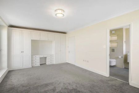 3 bedroom flat in St. Johns Wood Park - Photo 2