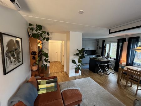 Mysig och välplanerad tvåa i Farsta – nära natur och kommunikationer! - Photo 3