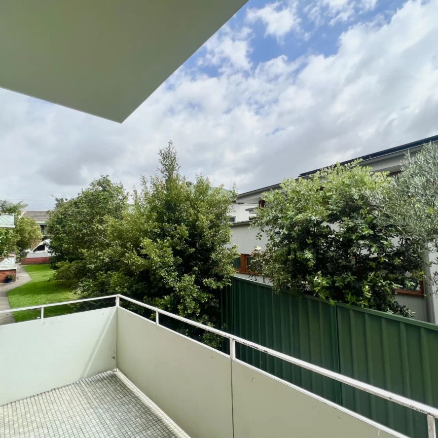 Lovely Three Bedroom Apartment, Conveniently Located! - Photo 1