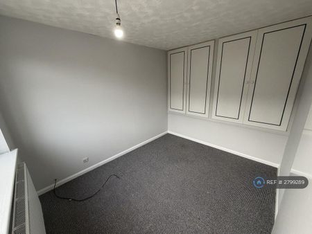 4 bedroom detached house to rent - Photo 3
