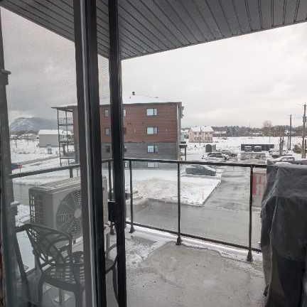 Beau 5 1/2, nouveau quartier, immeuble de 4 ans, Otterburn Park, pôle et store fournie, grande luminosité, immeuble tranquille, 2 stationnement - Photo 3