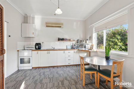 Spacious 2 Bedroom Home with Off Street Parking - Photo 5