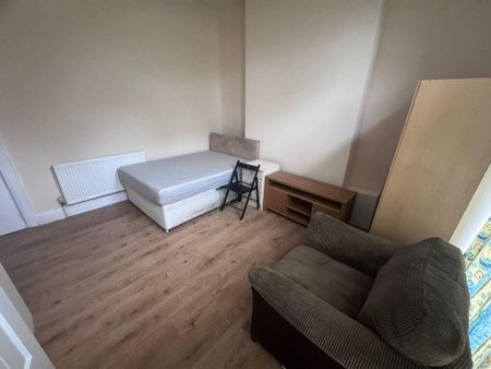 1 bedroom in a house share to rent - Photo 2