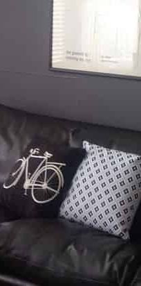 Fully Furnished - Spacious one bedroom plus study - Photo 1