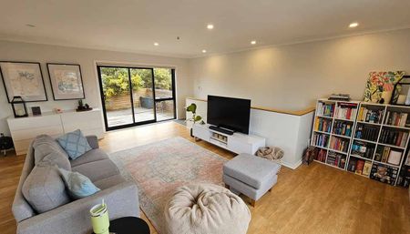 AVAILABLE NOW, sunny, warm, 3 bed modern living - Photo 5