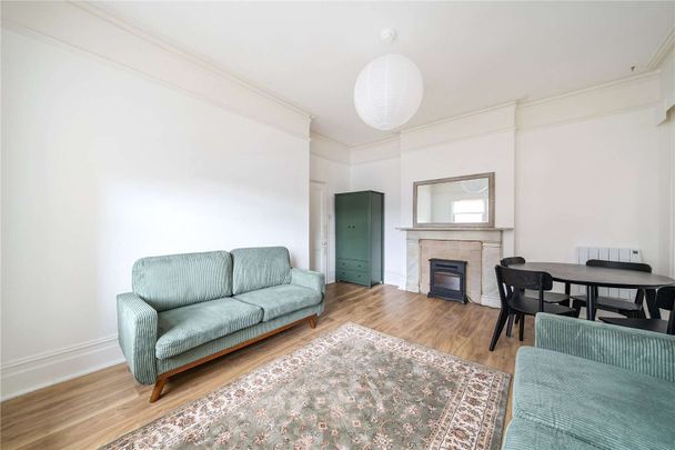 A beautifully furnished one bedroom apartment in the City centre. - Photo 1