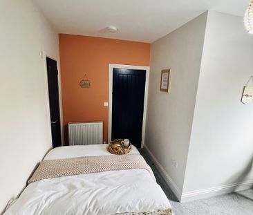 BEDROOM 1- LARGE DOUBLE ENSUITE - Photo 4