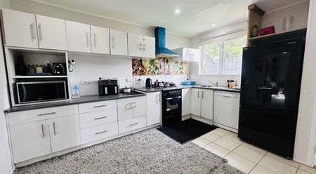 Charming 3 bedroom property in prime location - Photo 3