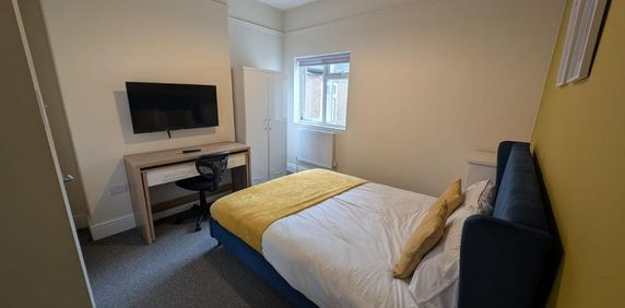 1 bedroom in a house share to rent - Photo 2