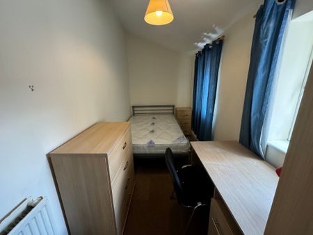 Queen Victoria Street, South Bank - P1076 - Photo 3