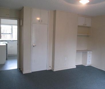 Spacious bedsit - Photo 1