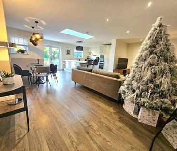 Avenue Road, Harold Wood, RM3 - Photo 1