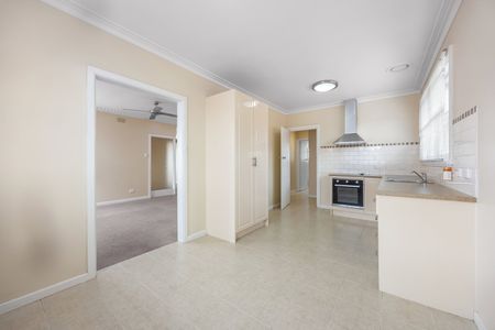 READY TO MOVE IN - WENDOUREE - Photo 4