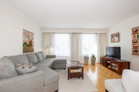 **BEAUTIFUL** 3 Bedroom Main Unit in St. Catharines!! - Photo 2