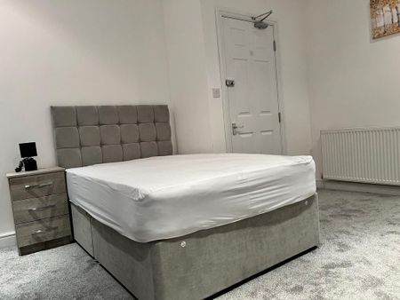 1 bedroom in a house share to rent - Photo 3