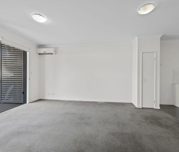 LARGE ONE BEDROOM APARTMENT - Photo 3
