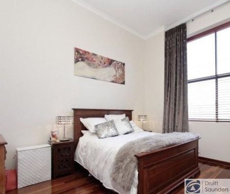 Stunning tri-level townhouse in historic warehouse conversion - Photo 5