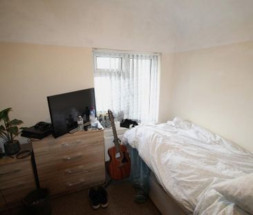 5 bedroom semi-detached house to rent - Photo 2