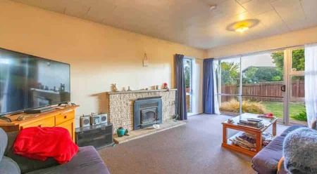 Three bedroom Family Home - Photo 4