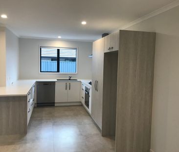 NEARLY NEW, SPACIOUS, MODERN FAMILY HOME SITTING PRETTY IN THE LAKES. - Photo 1