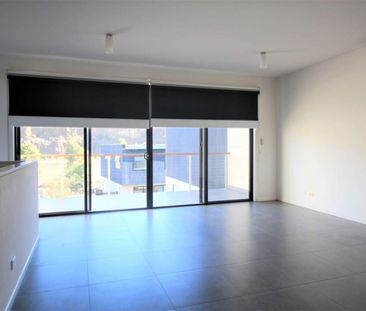 46 Lakeside Crescent, Keilor East VIC 3033 - Townhouse For Rent | D... - Photo 3