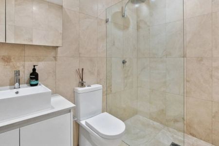 One Bedroom Apartment with Massive Outdoor Entertaining Balcony - Photo 5