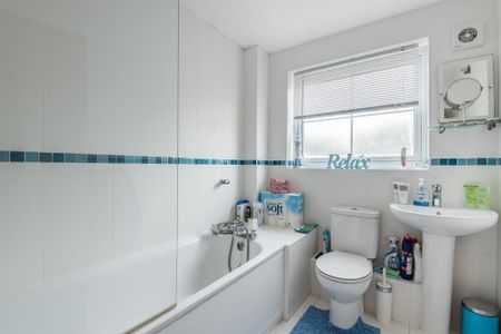 3 bedroom end of terrace house to rent - Photo 2