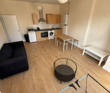 1 Bed Flat, Newburgh Road, W3 - Photo 1