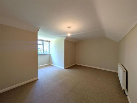 4 bedroom semi-detached bungalow to rent - Photo 2