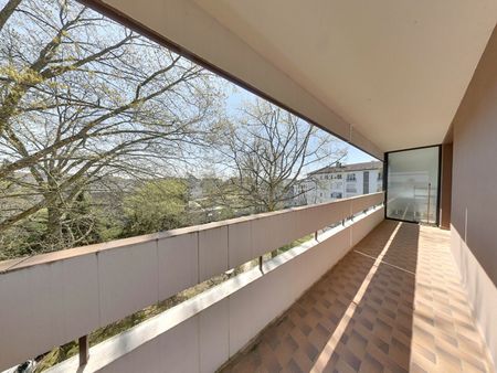 Entre Facs et Centre ville, en 4ème étage avec ascenseur, T4 entièrement meublé avec 20m² de Balcon, - Photo 4