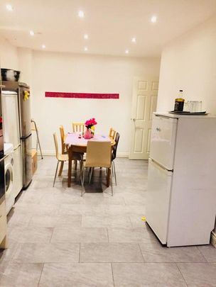 1 bedroom in a house share to rent - Photo 1