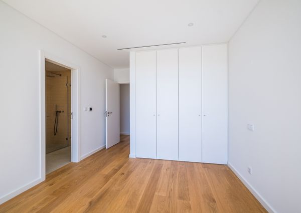 Moradia T6 de arquitetura moderna inserida no Golfe de Oeiras