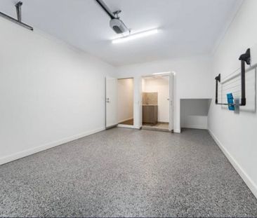 Luxurious and Functional Living - Photo 5