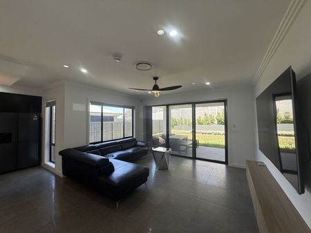 BEAUTIFUL QUALITY HOME!! - Photo 3
