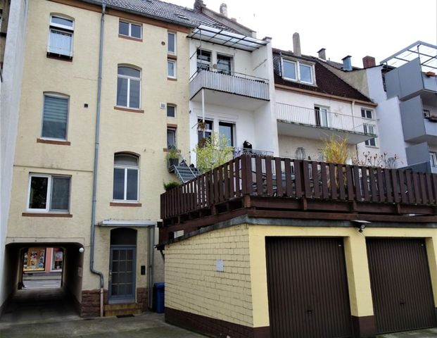 Gar nicht so schräg: Dachgeschoss – 3 1/2 Zimmer – renovierter Altbau – Garage – Zentrumslage! - Foto 1