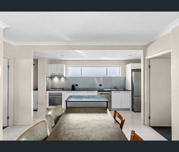 Spacious & Modern Second-Floor Unit in a Quiet, Leafy Complex - Photo 6