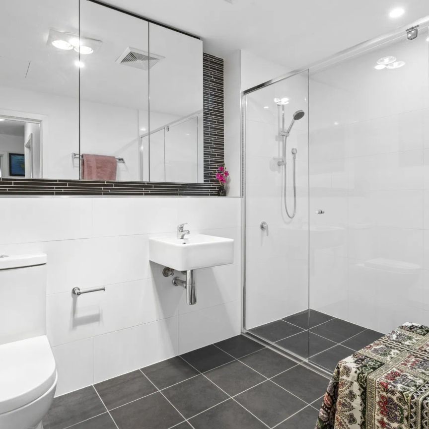 Spacious Apartment with Sweeping Views - Photo 1