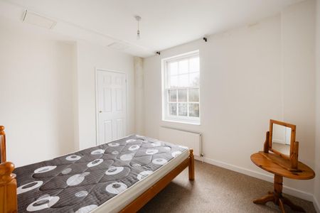 1 Bed Flat - Photo 2