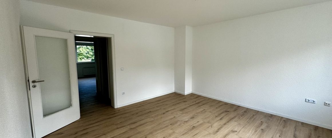 RIDA Residential! Modernisierte 3-Zimmer-Wohnung mit viel Stauraum und Balkon in von Köln-Nippes! - Photo 1