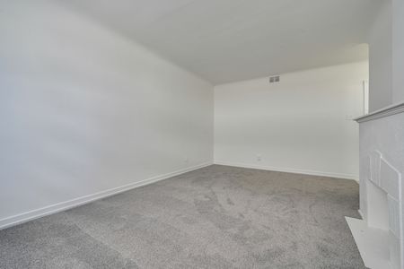 Edward Manor - Photo 3