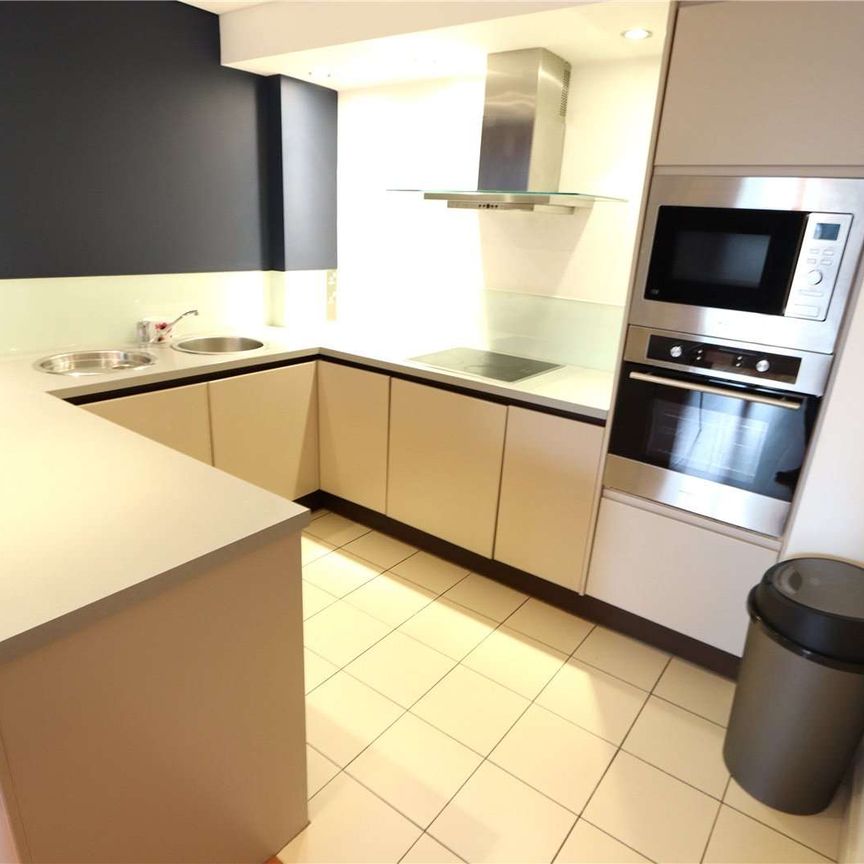 Spacious Fully Furnished One Double Bedroom Apartment in the popular Leftbank development in the heart of Spinningfields. Do not miss out! - Photo 1