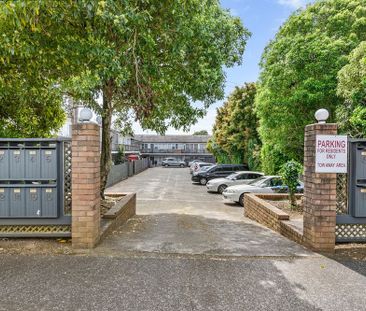 Great school zones, a solid and cozy home - Photo 5