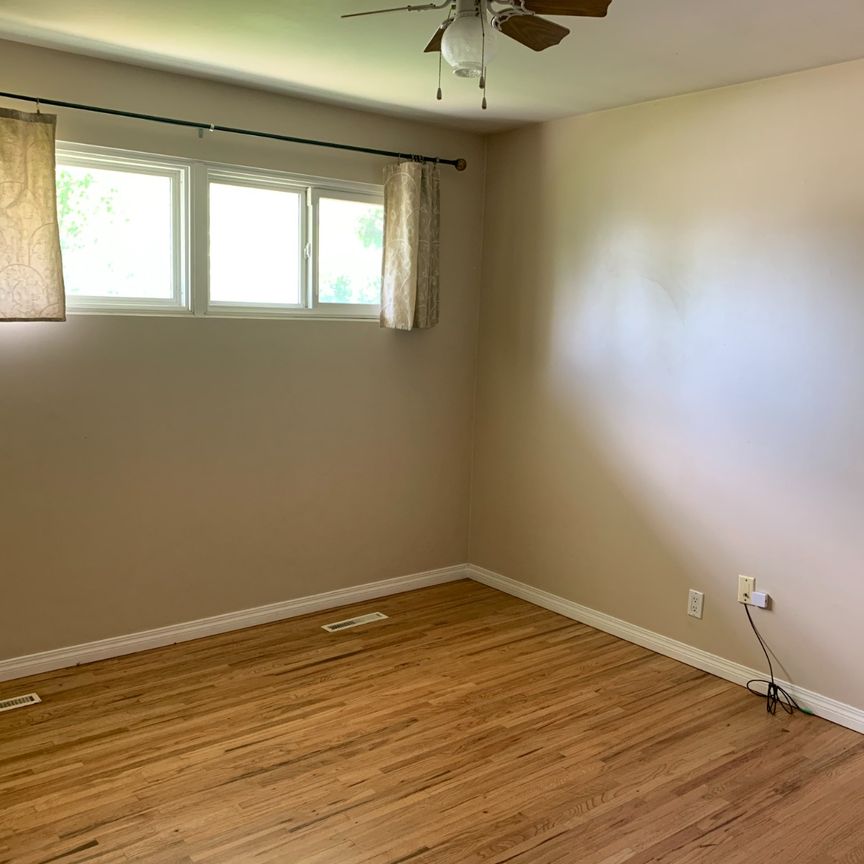 2 bdrms up 2 bdrms down well maintained Main Floor home in Winston heights! - Photo 1