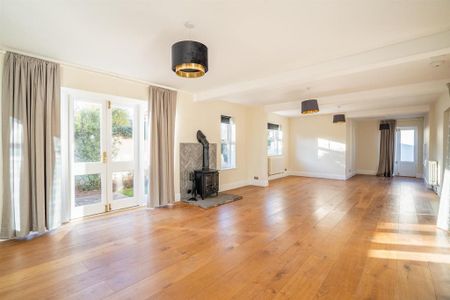 4 bedroom detached house to rent - Photo 4