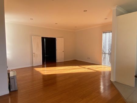 Mission Height 5 bedroom 4 bathroom family home - Photo 3