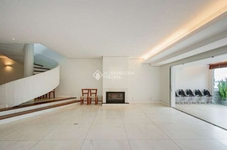 Casa com 4 quartos e 400m² para alugar em Cristal, Porto Alegre. - Foto 2