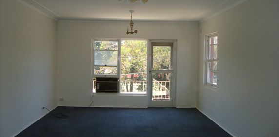 2 BEDROOM APARTMENT GREAT LOCATION - SHORT WALK TO STRATHFIELD STATION - Photo 2